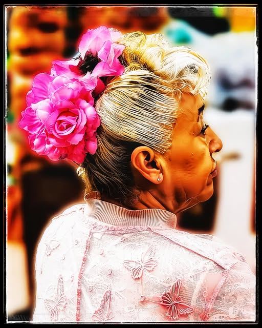 SUPERMERCADO / SEÑORA HISPANA CON ROSAS
