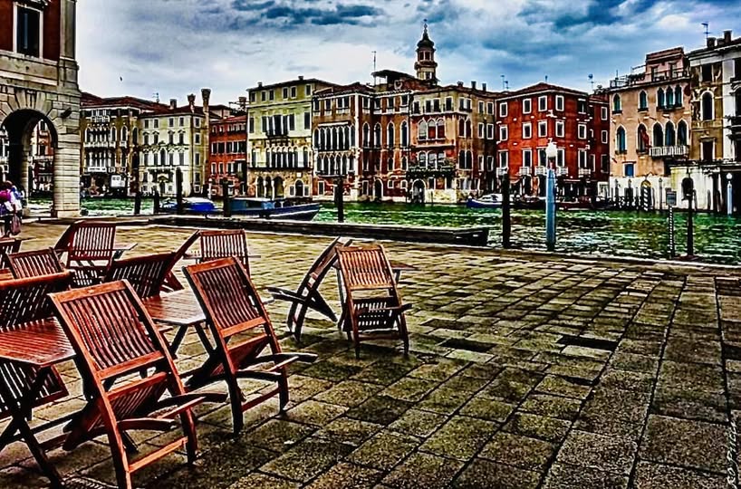 LITTLE SQUARE BY THE CANAL GRANDE / VENICE, RIALTO: URBAN LANDSCAPE