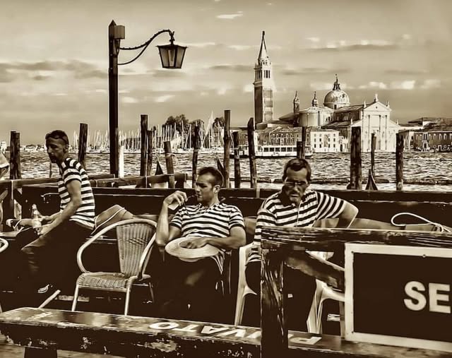 GONDOLIERI WAITING FOR CUSTOMERS / BY ST. MARK'S SQUARE