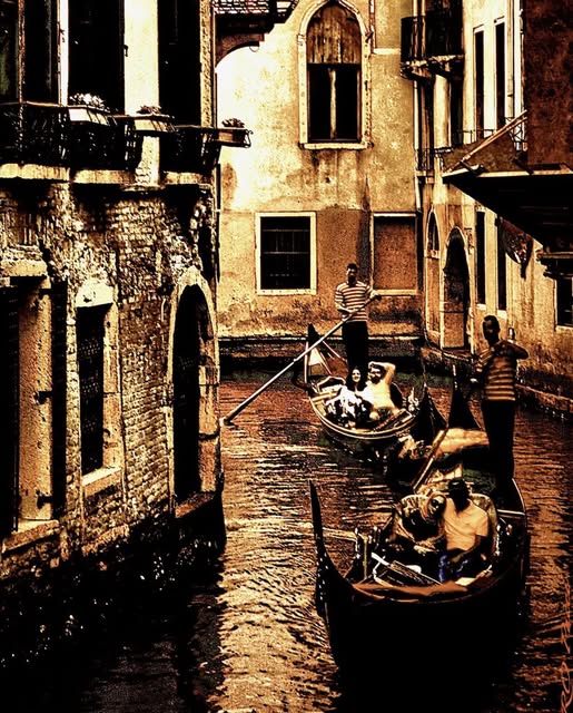 GONDOLA TOUR THROUGH THE CANALS