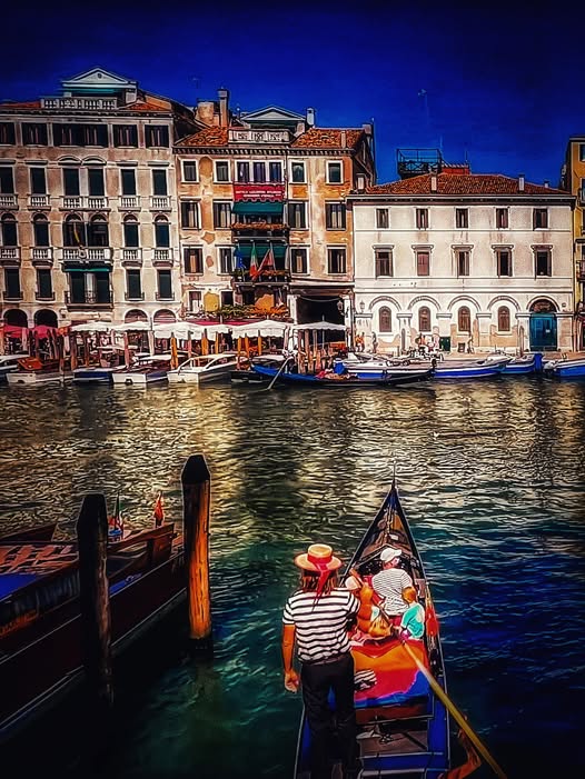 VENICE, RIALTO: READY TO EXPERIENCE THEIR FIRST GONDOLA TOUR / ON THE CANAL GRANDE
