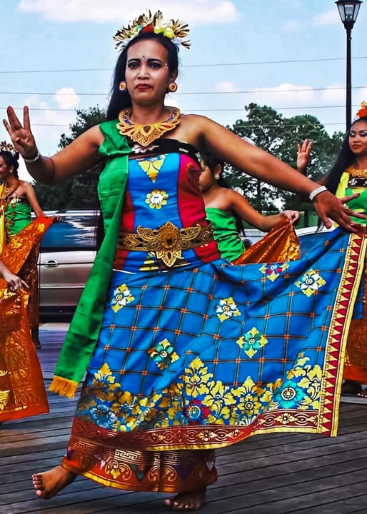 INDONESIAN DANCE / A TOUCH OF “THE EQUATORIAL EMERALD”