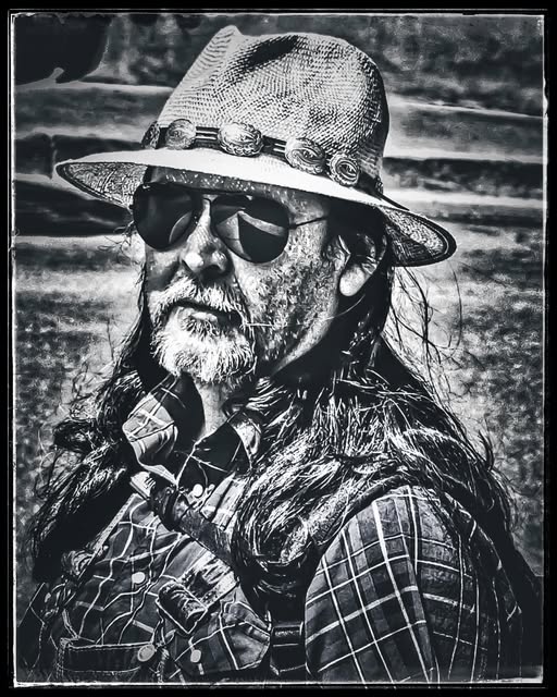 THE GLOBETROTTER / LOW KEY STREET PORTRAIT