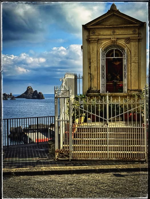 LITTLE STREET ALTAR & ACITREZZA FARAGLIONI ROCKS