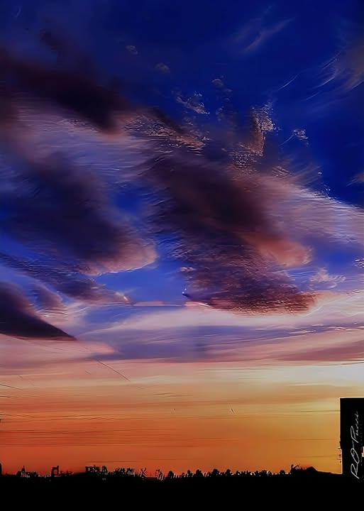 EL PASO SUNSET ON A WINTER DAY / CLOUDS IN THE BLUE-GOLDEN HOUR