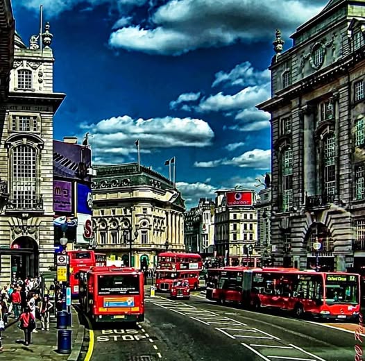 LONDON PEOPLE AND RED BUSES