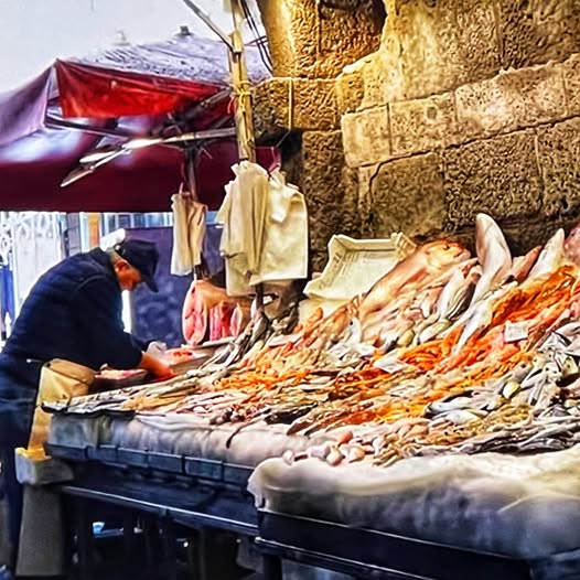 CATANIA, ITALY: FISH MARKET / VENDOR SHOWING HIS JEWELS “RIGHT FROM THE SEA”
