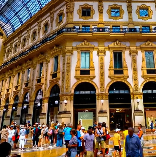 MILAN PEOPLE AND TOURISTS IN THE GALLERY