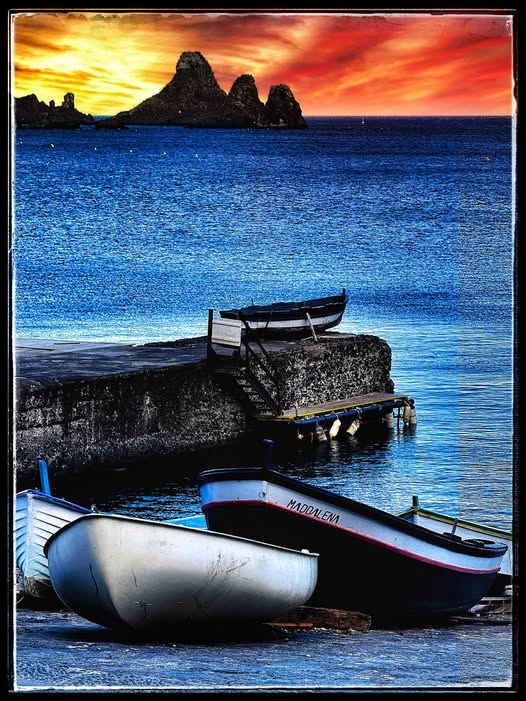 FARAGLIONI ROCKS AND BOATS