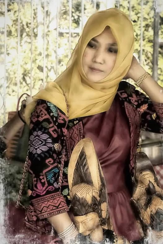 PORTRAIT OF INDONESIAN LADY / IN THE SHADE