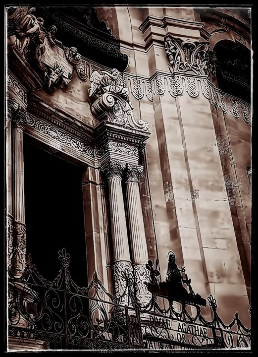 BADIA DI SANT’AGATA: ENTRY / OPPOSITE THE CATHEDRAL
