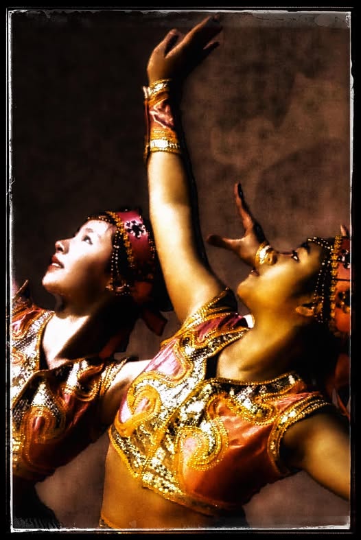 YOUNG CHINESE DANCERS