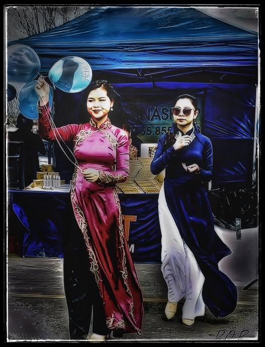 VIETNAMESE GIRLS / DRESSED FOR THE NEW YEAR