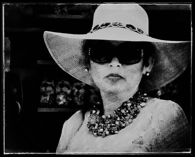 LADY AT THE STORE / DIVA AT THE BEACH